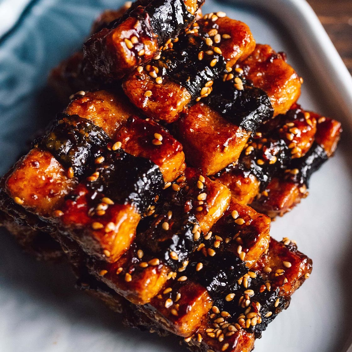 Crispy nori-wrapped tofu with teriyaki glaze 照烧海苔豆腐