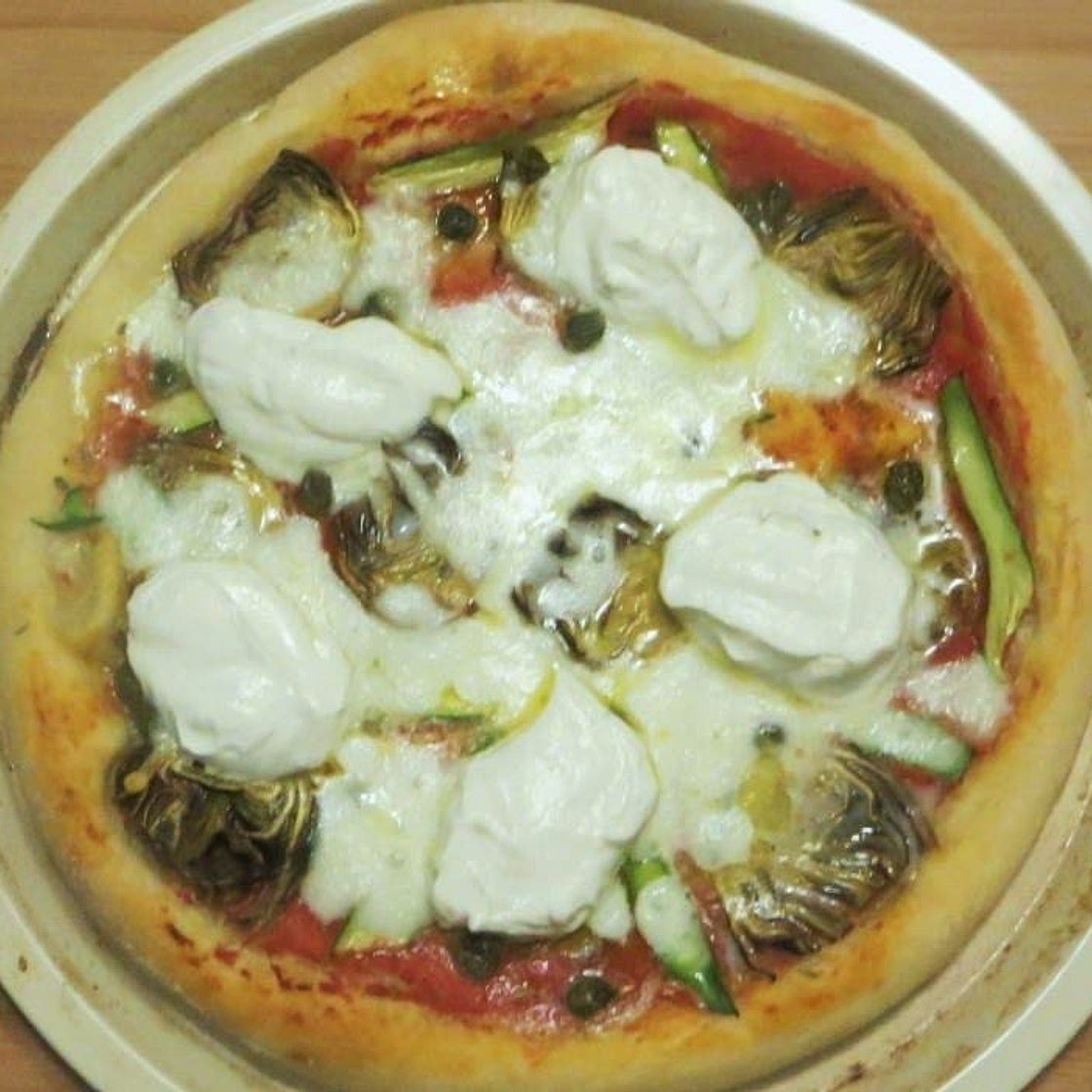 Pizza con carciofi, zucchine e ricotta al limone