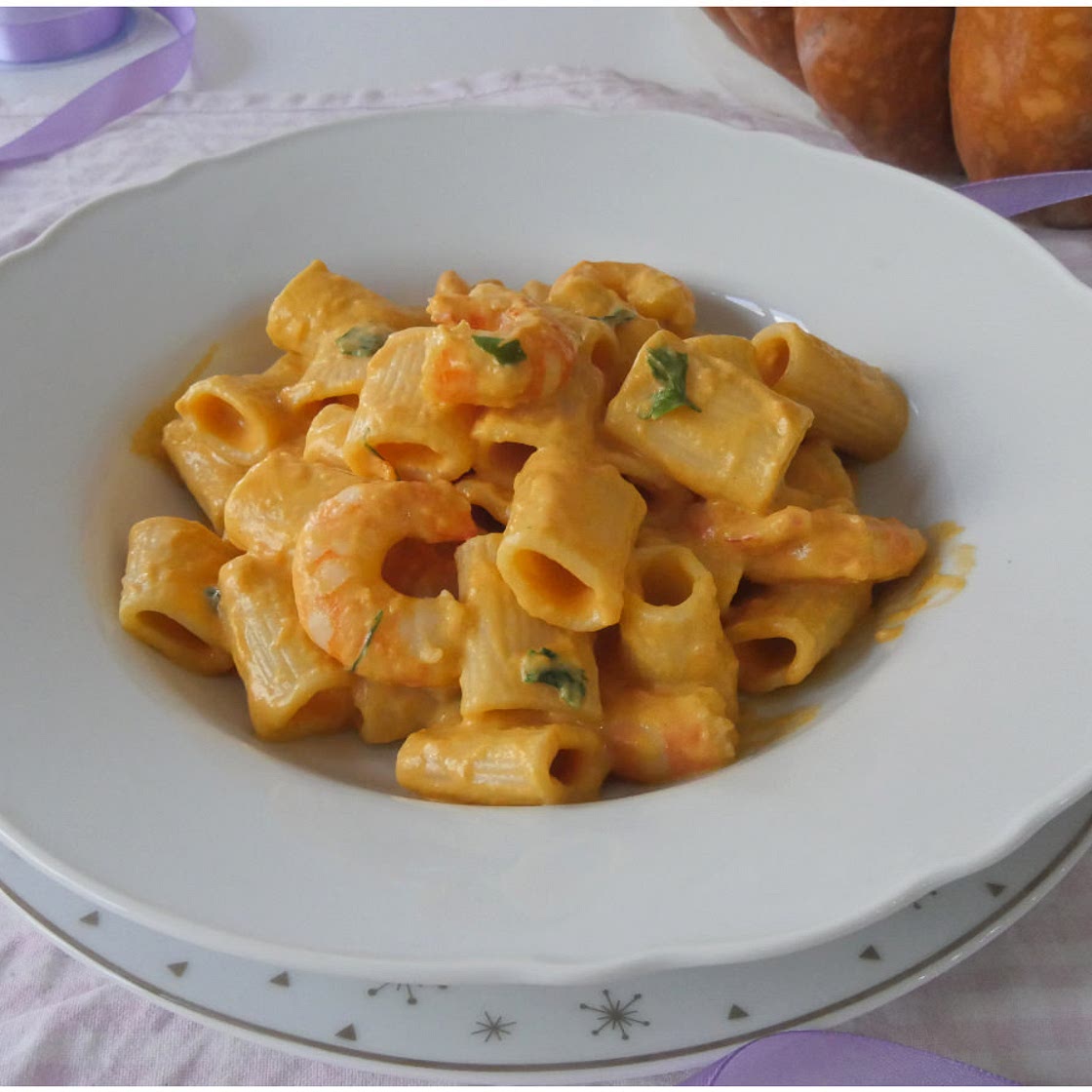 Pasta con crema di zucca e gamberi