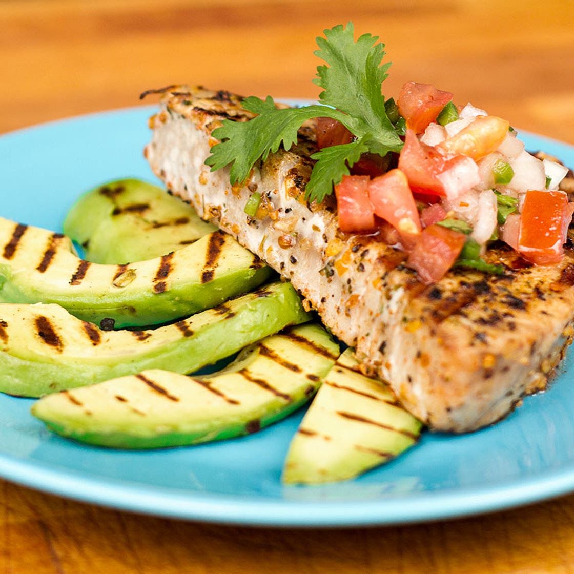 Steak de thon et avocat du Mexique grillé