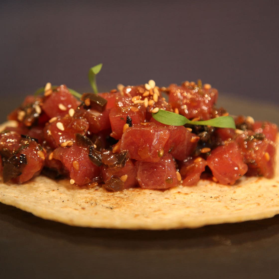 Tacos de atún rojo de Almadraba, salsa de chile serrano y limón verde