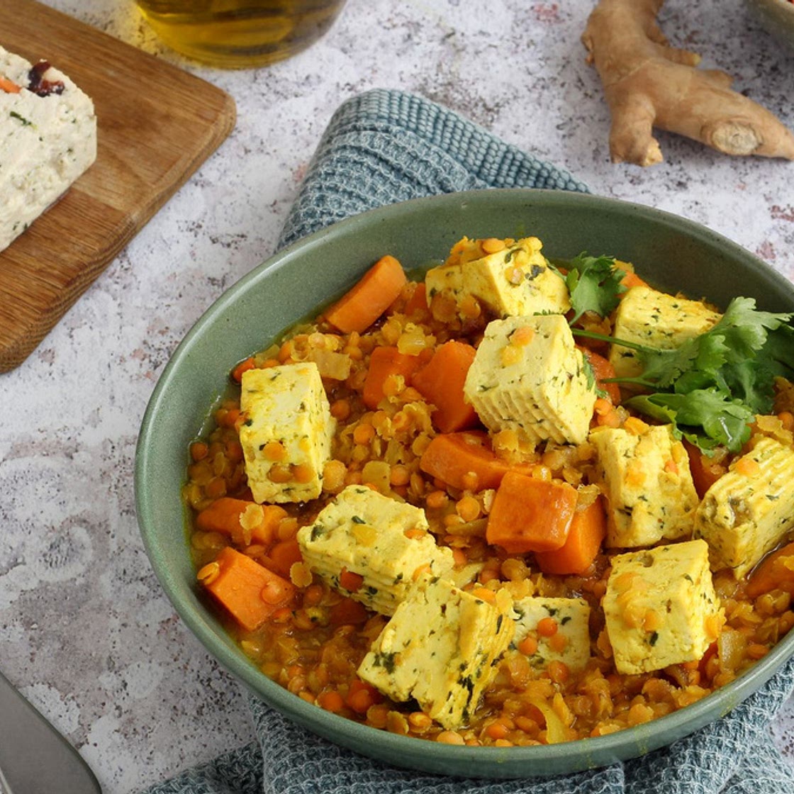 Dahl de lentilles corail, patate douce et tofu épinard noisette