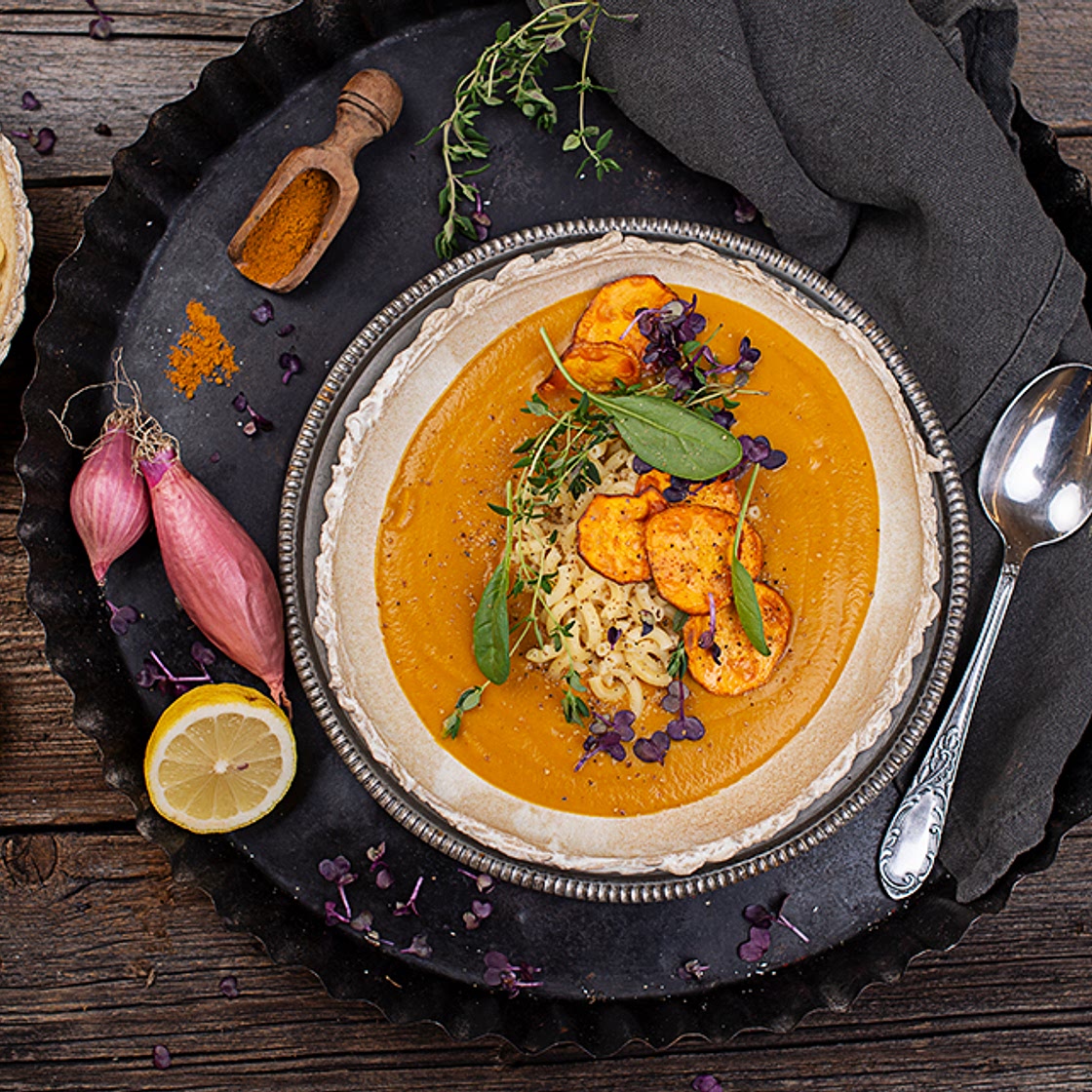 Süßkartoffel Kurkuma Cremesuppe mit Nudeln & Süßkartoffelchips