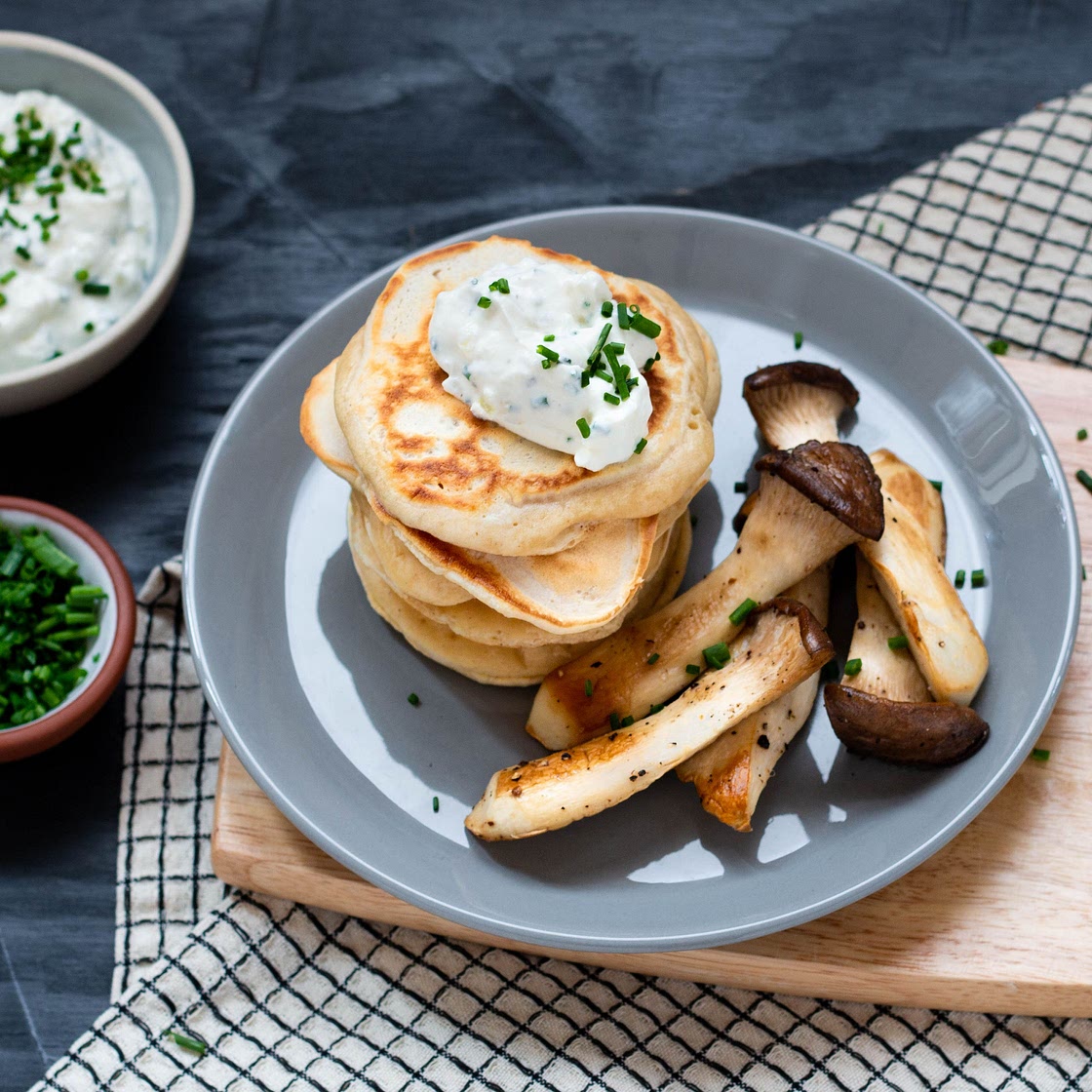 Herzhafte Pancakes mit gebratenen Kräuterseitlingen und Sour Cream