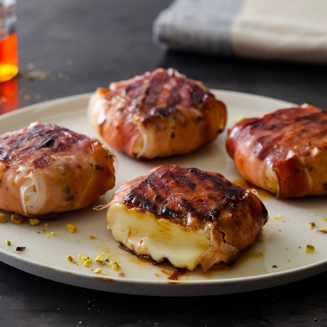 Tomini filanti allo speck, pistacchi e miele