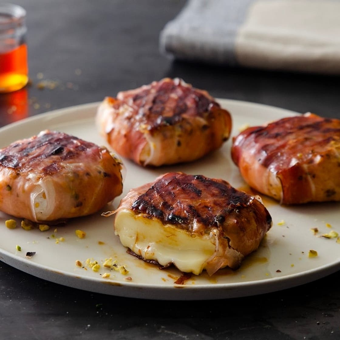 Tomini filanti allo speck, pistacchi e miele