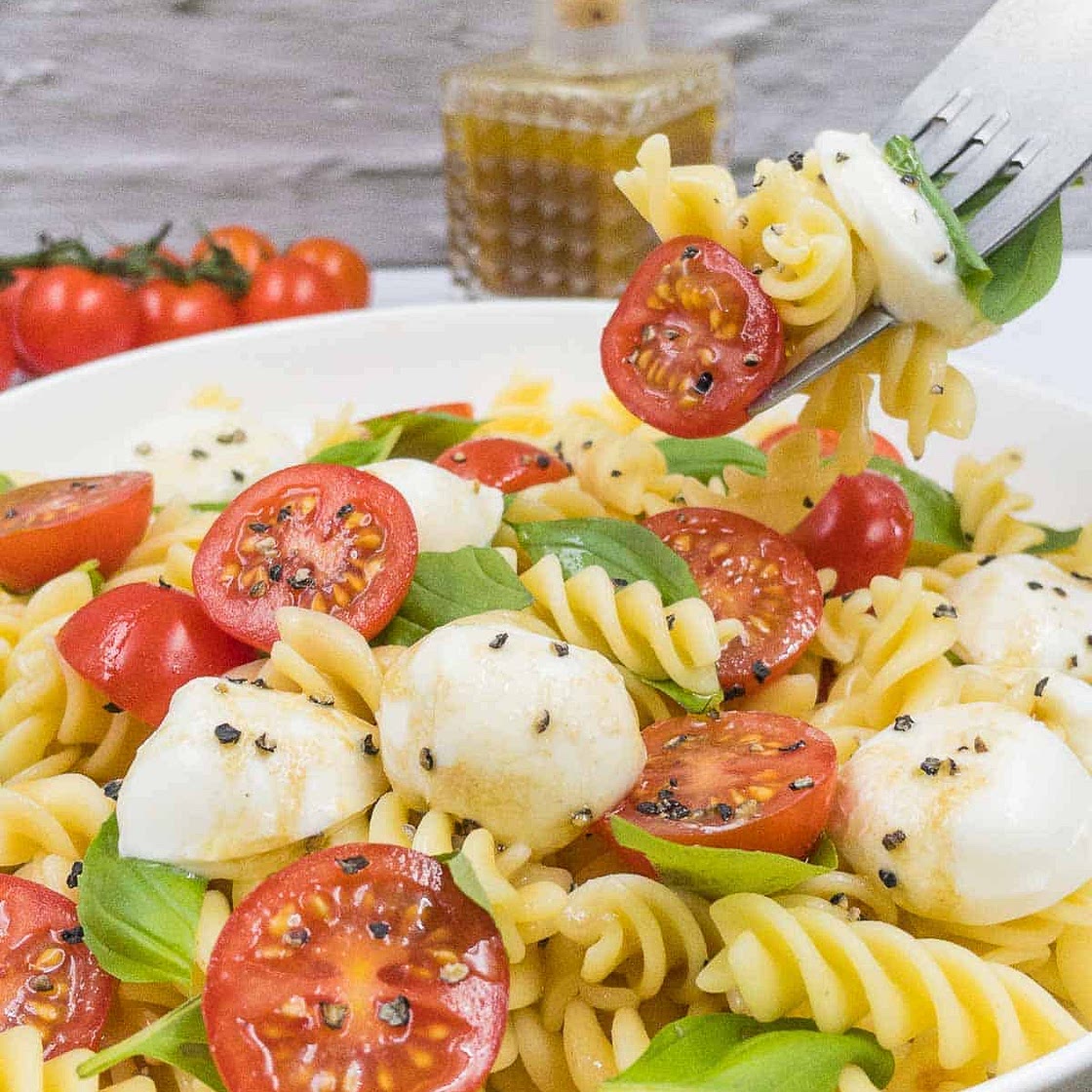 EASY CAPRESE PASTA SALAD