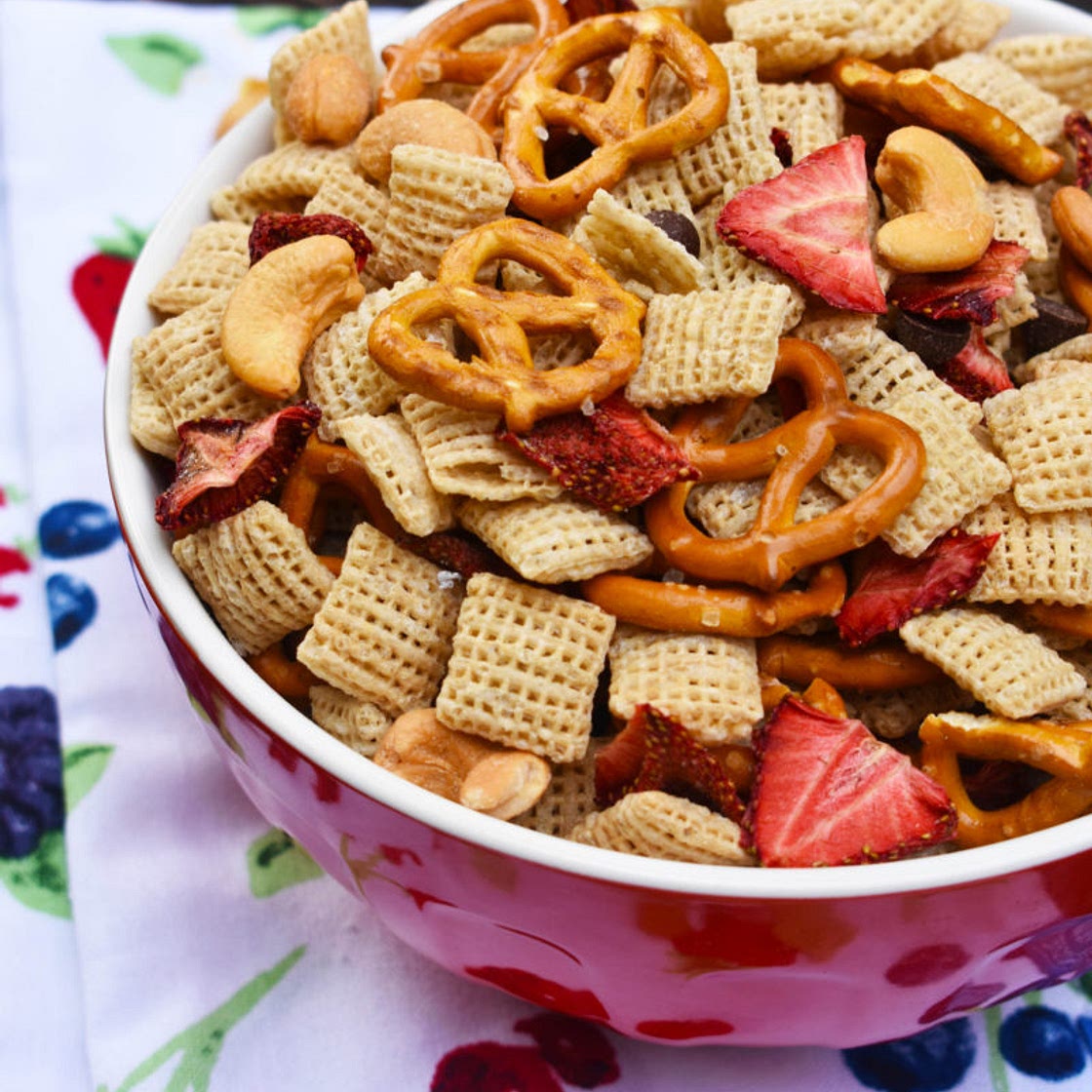5-Ingredient Strawberry Cashew Trail Mix