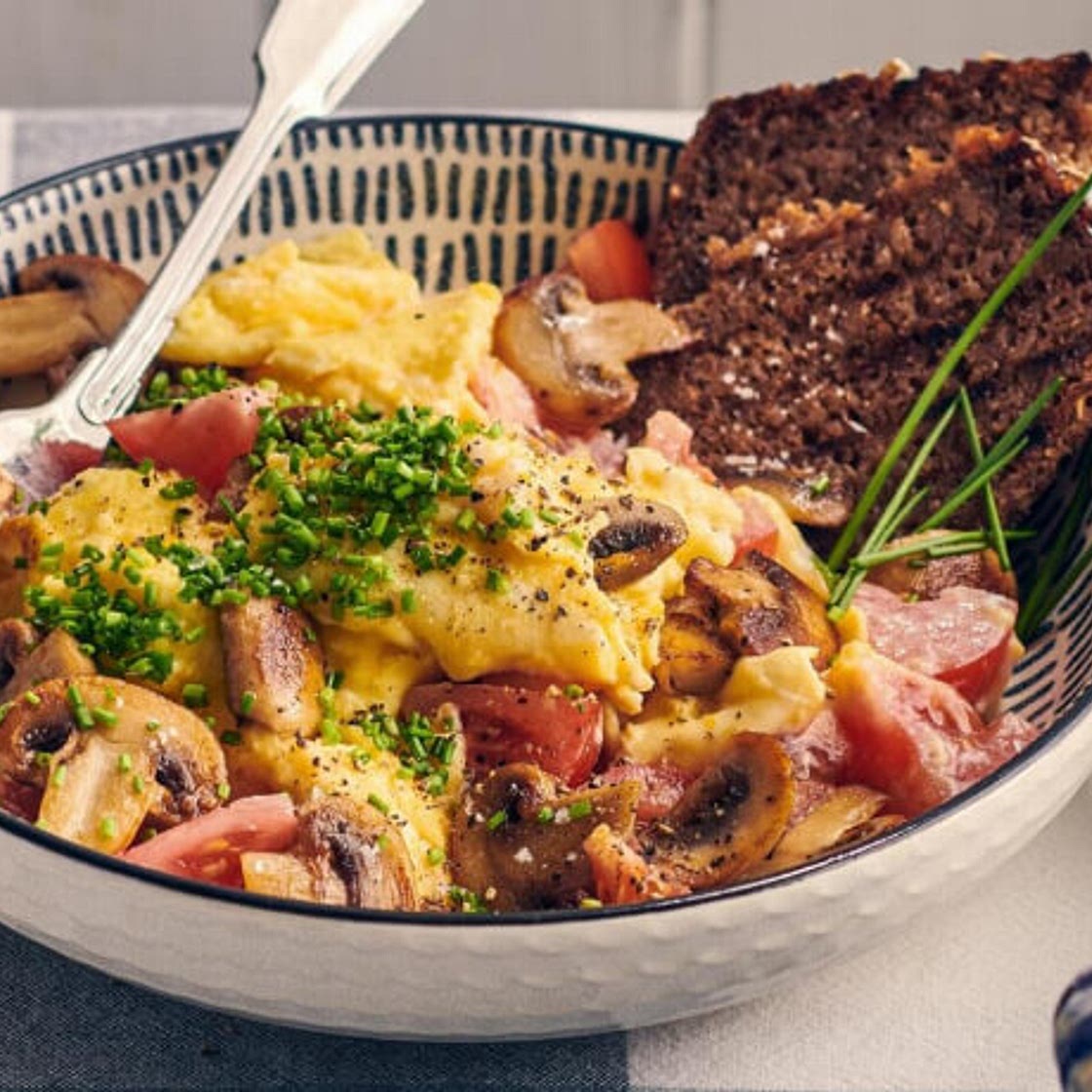 Rührei mit Champignons, Tomaten und Schnittlauch