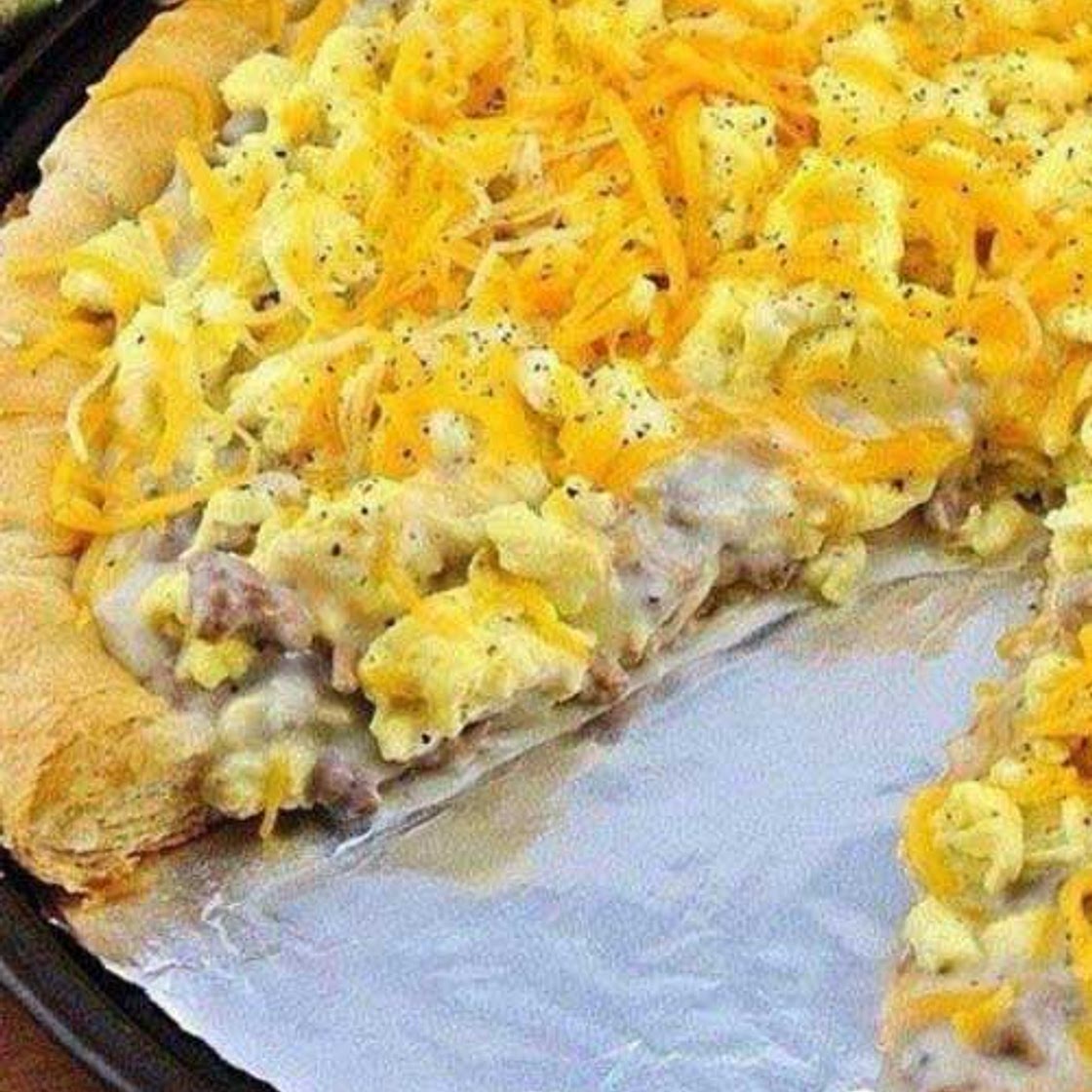 Sausage Gravy Breakfast Pizza