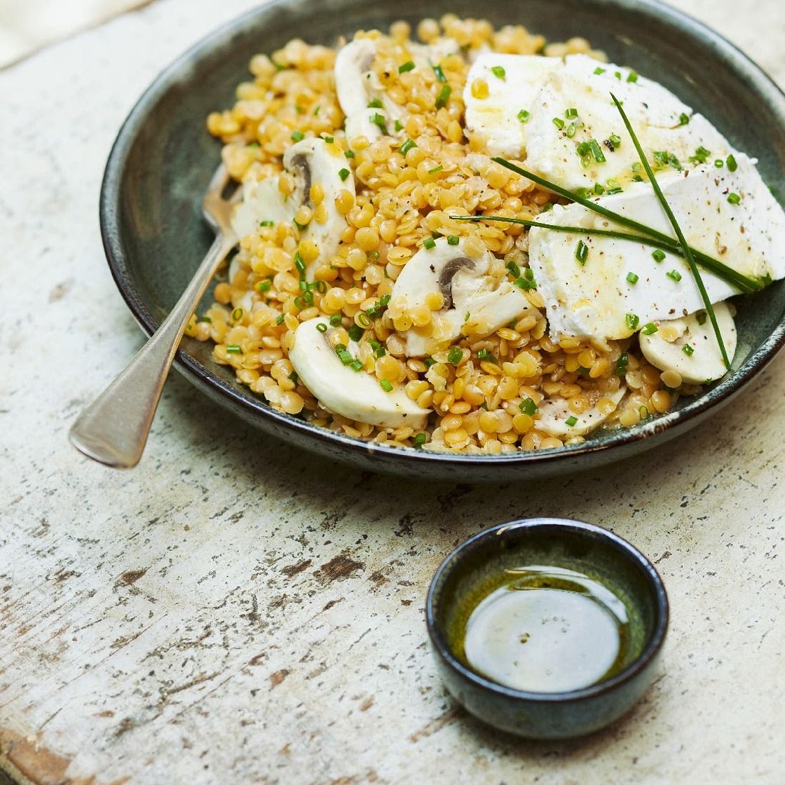 Linsen-Champignon-Bowl mit Ziegenkäse