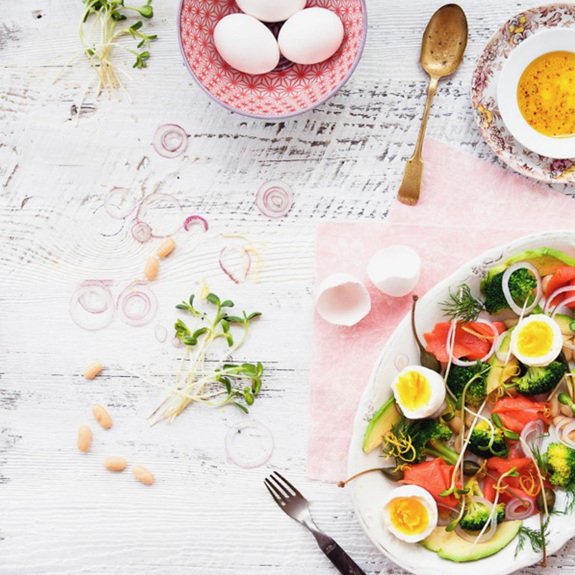 salade d’oeufs, d’haricots blancs et de saumon fumé