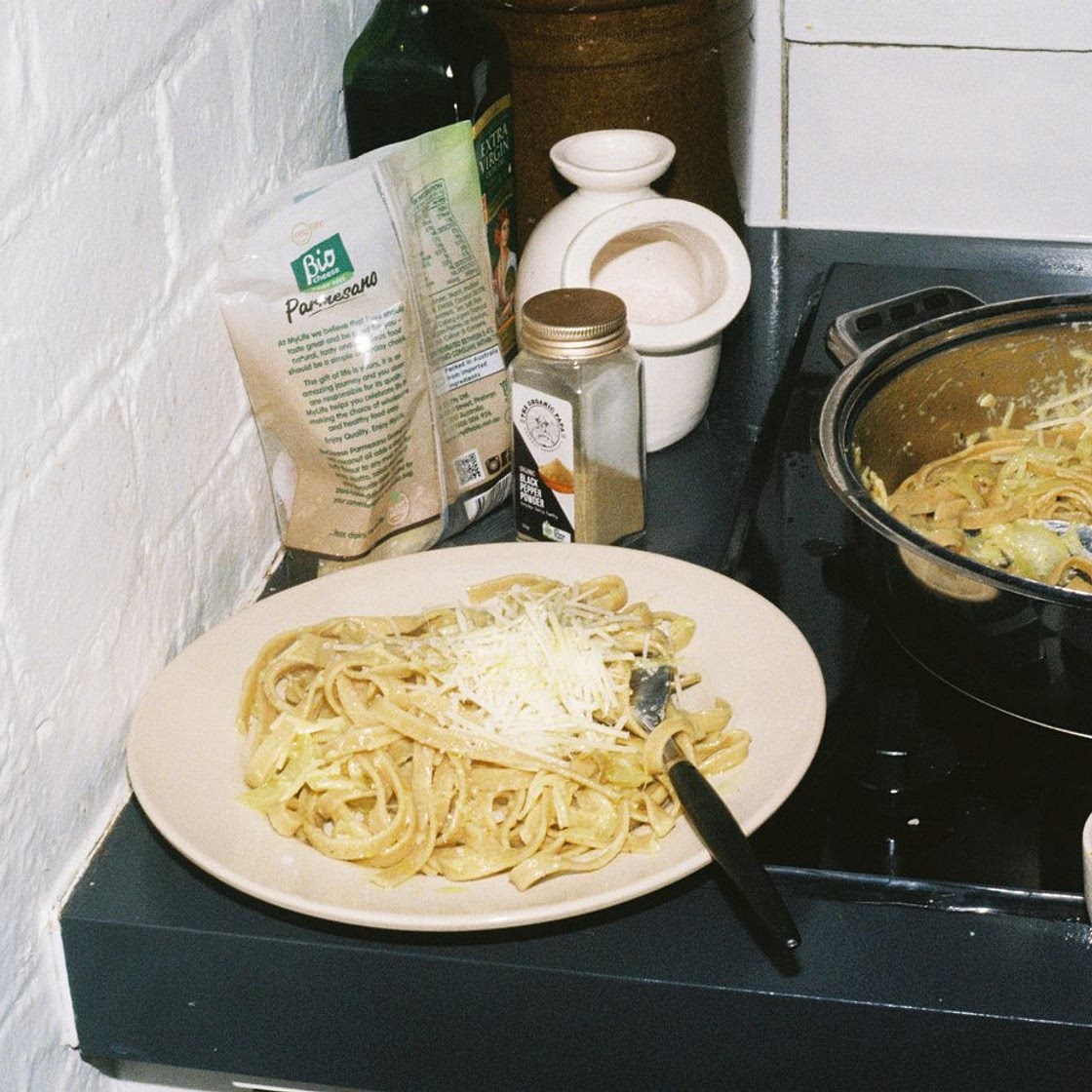 Creamy roasted garlic pasta