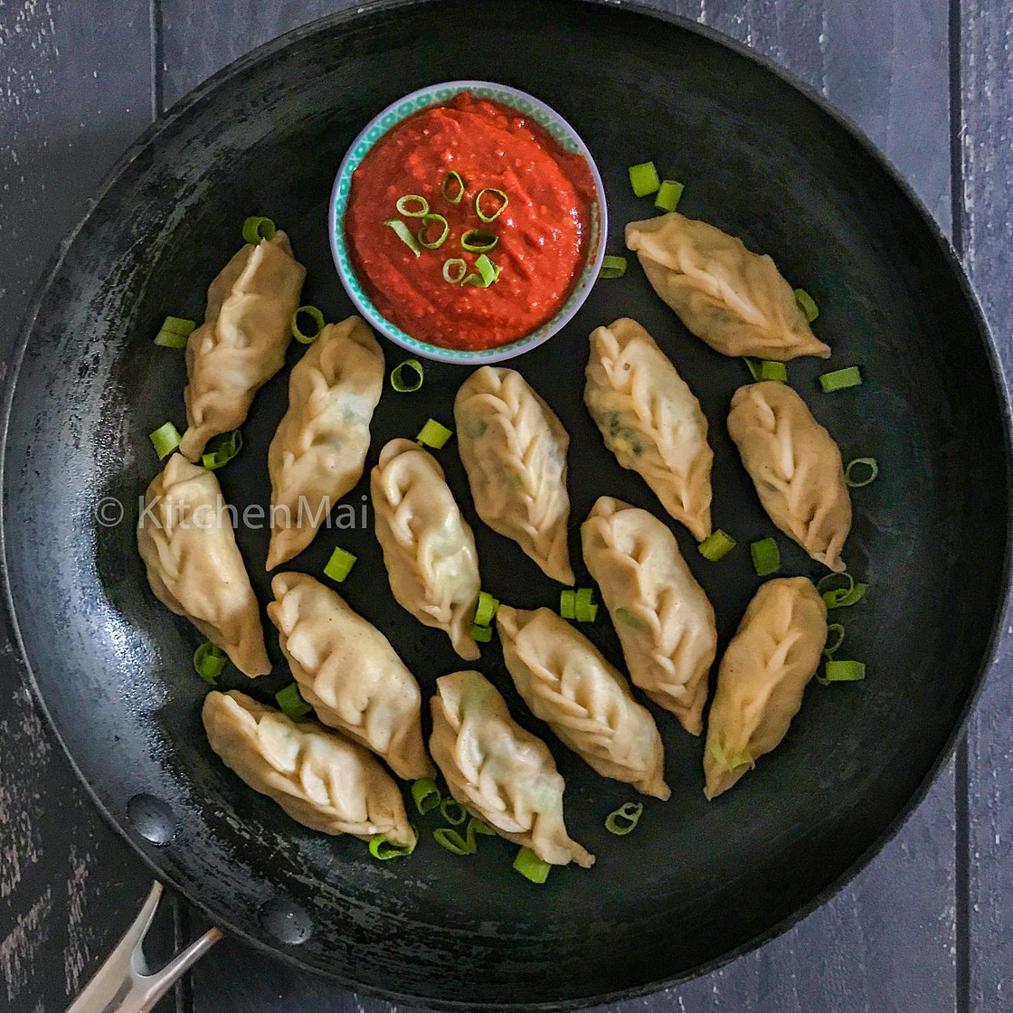 Chicken momos wth chilli chutney