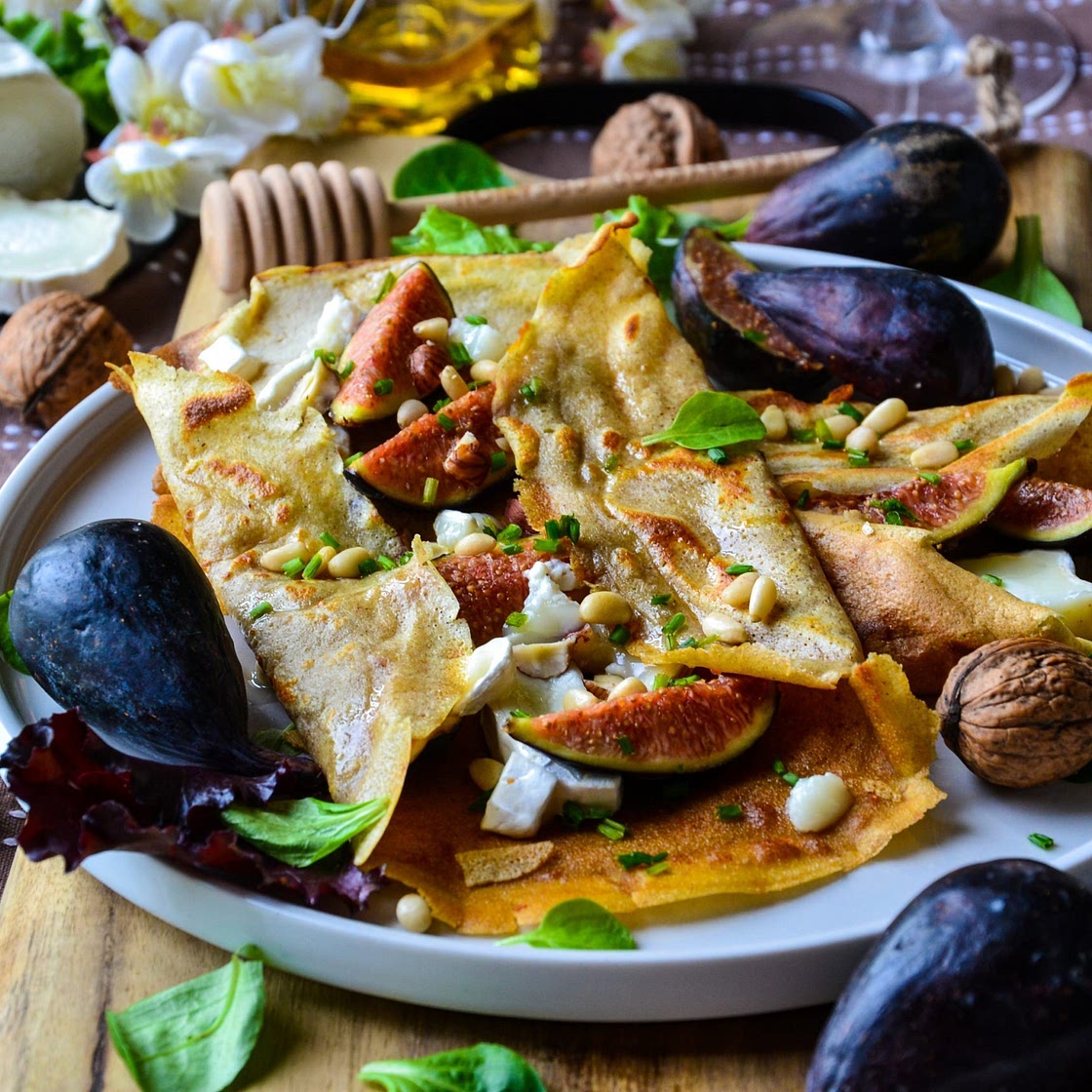 Crêpes salées au sarrasin, figues chèvre et miel