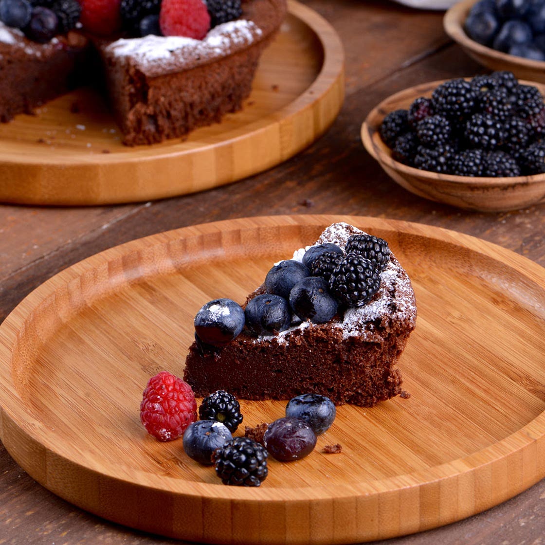 Tarta de chocolate sin harina con frutos rojos (sin gluten)