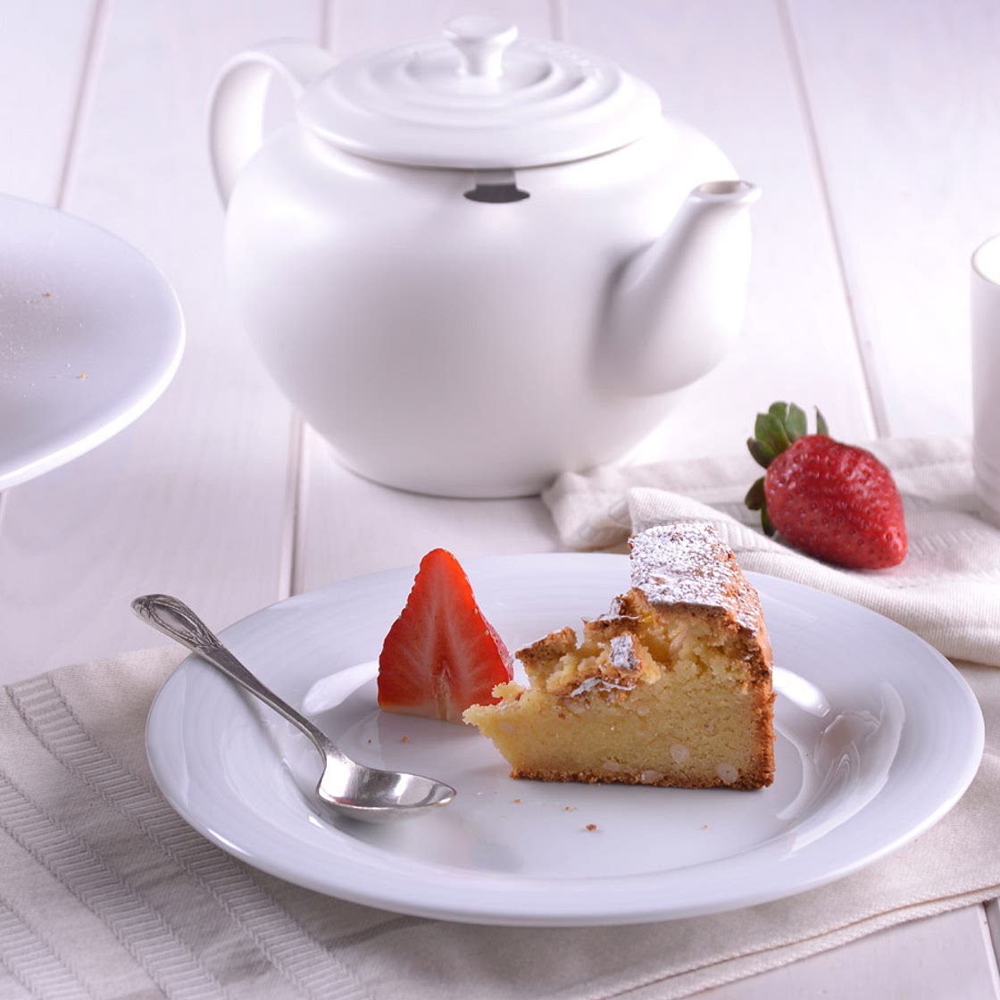 Pastel de chocolate blanco y piñones sin gluten para celíacos
