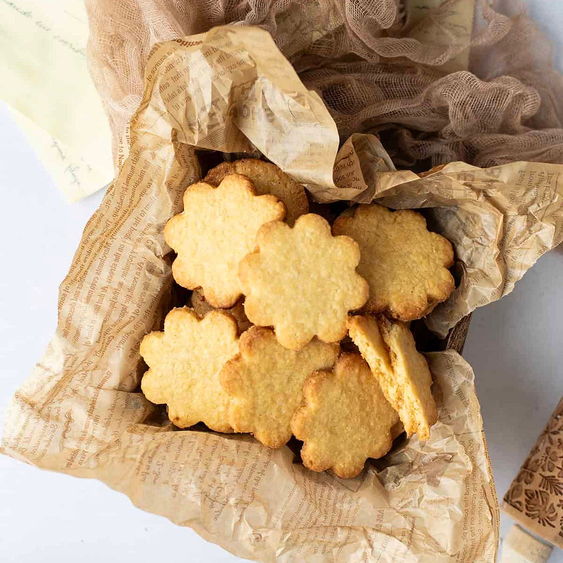 Buttery and Crispy Coconut Cookies