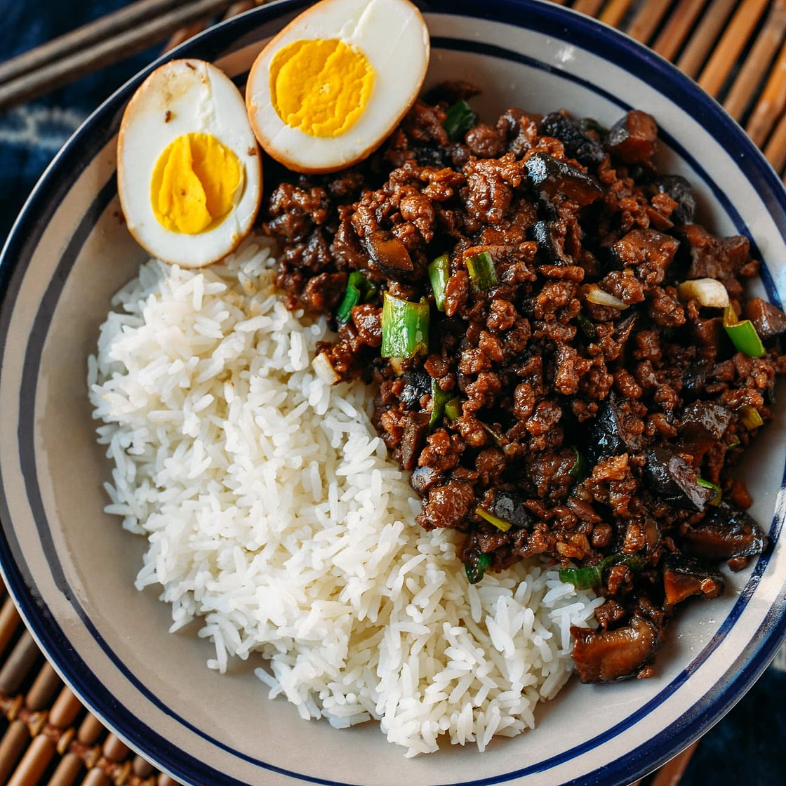 Taiwanese Braised Minced Pork Over Rice (肉燥饭)