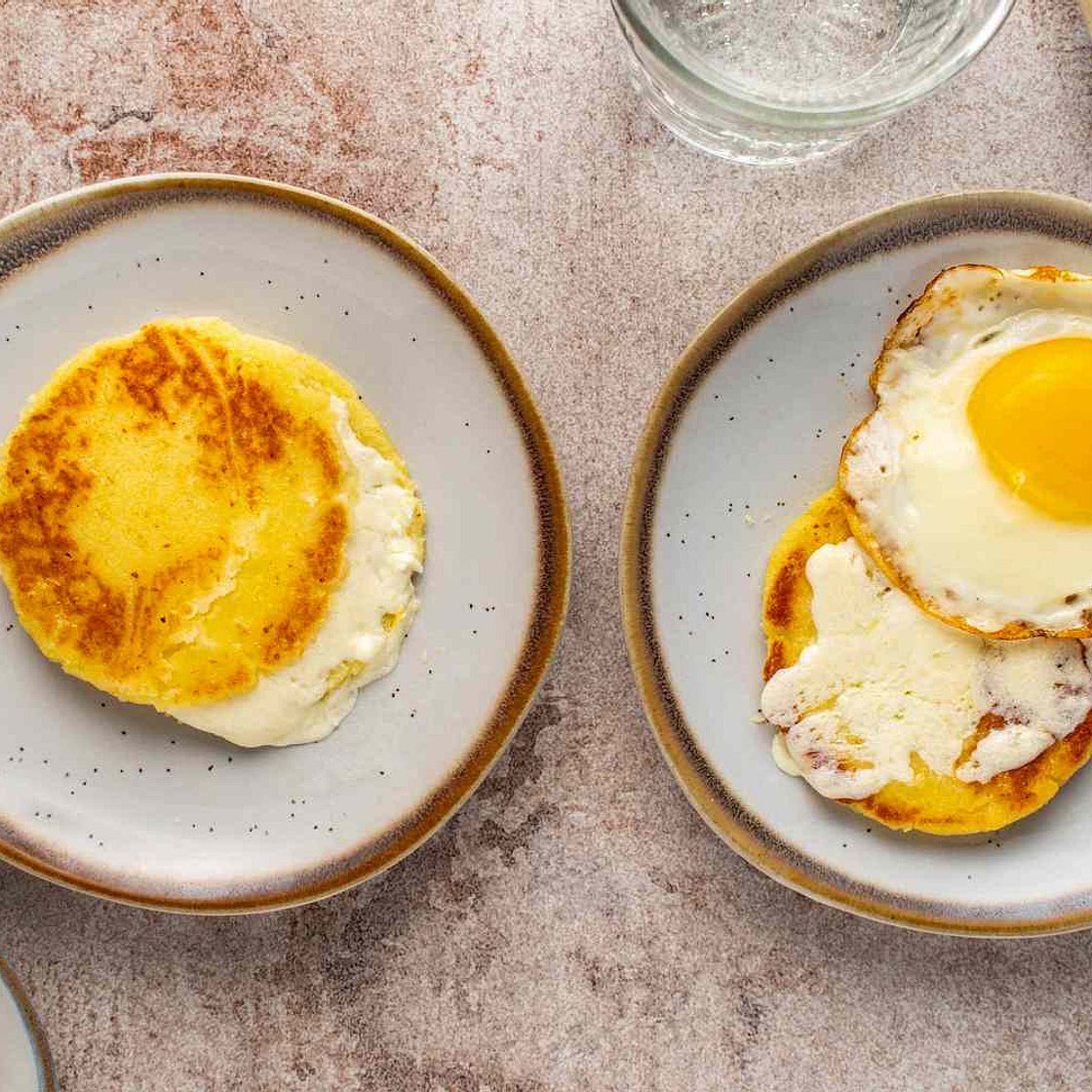 Arepas de Choclo (Sweet Corn Cakes With Cheese)