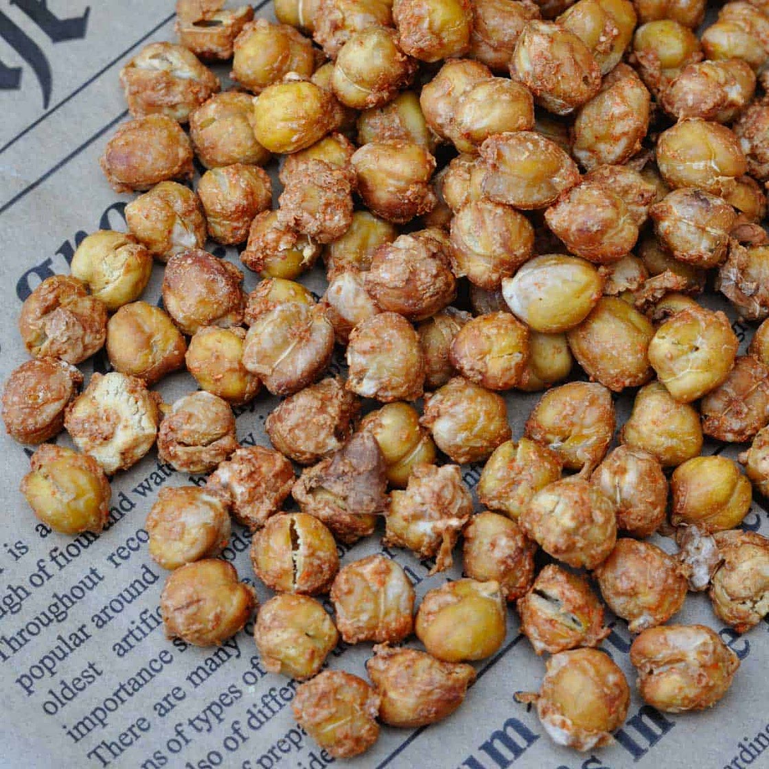 Crunchy, cheesy, spicy (oil-free) roasted chickpeas