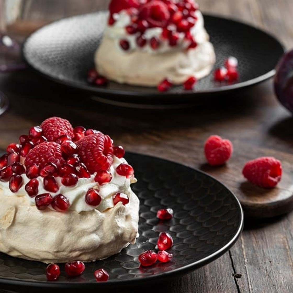 Mini pavlove al melograno, lamponi e profumo d’arancia