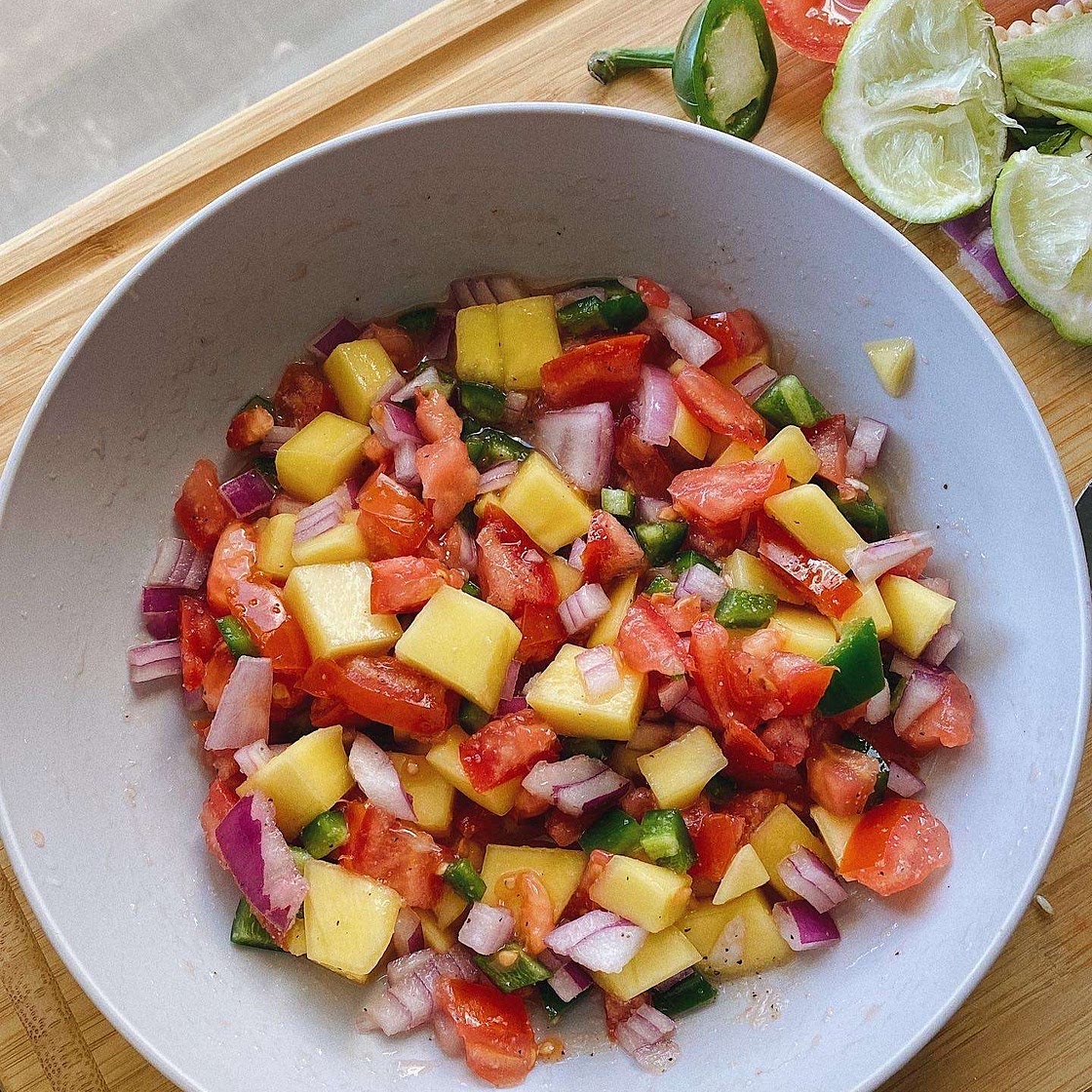 Simple Mango Pico de Gallo
