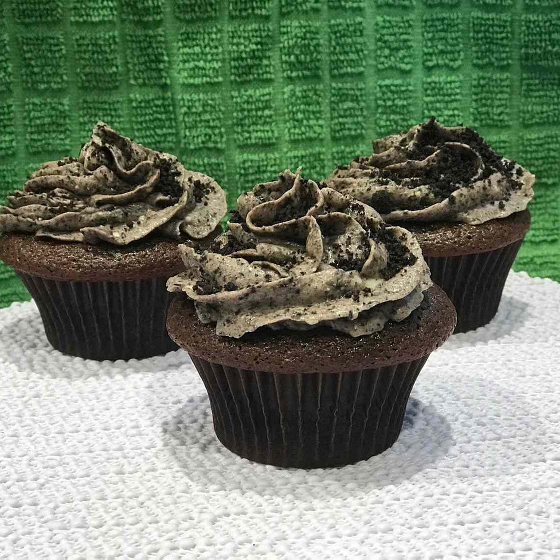 Chocolate Cupcakes with Cream Cheese-Oreo-Buttercream Frosting