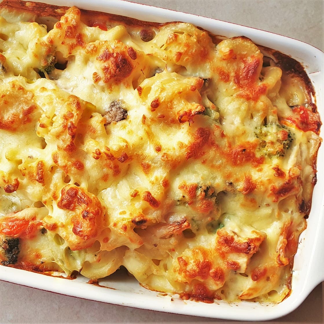 Cheesy chicken and vegetable pasta bake