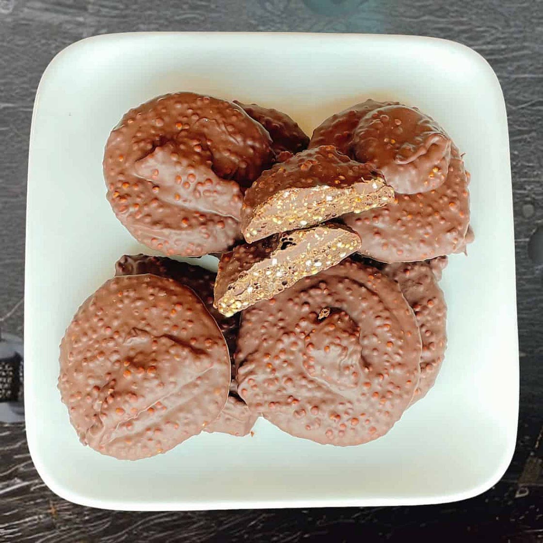 Chocolate Puffed Quinoa Crisps