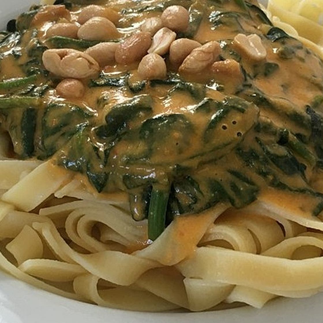 Tagliatelle in veganer Spinat-Erdnuss-Sauce