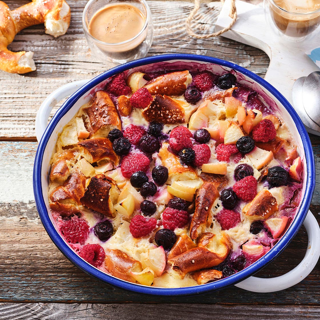Süßer Auflauf mit Äpfeln, Brezeln und Beeren