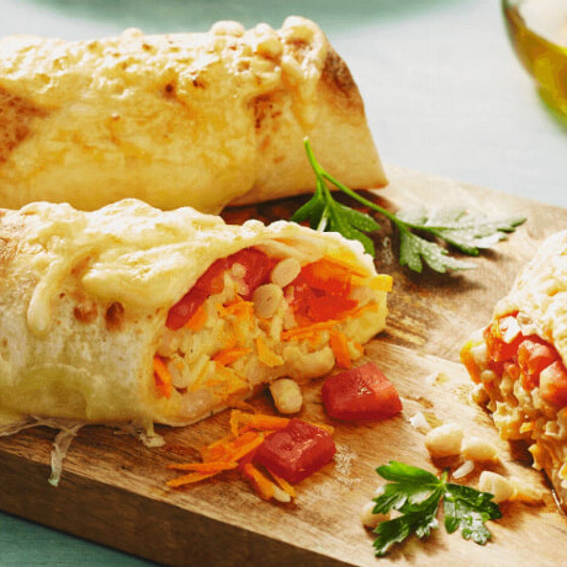 Gefüllte Burritos mit Tomaten-Salsa und Bohnen-Mais-Gemüse