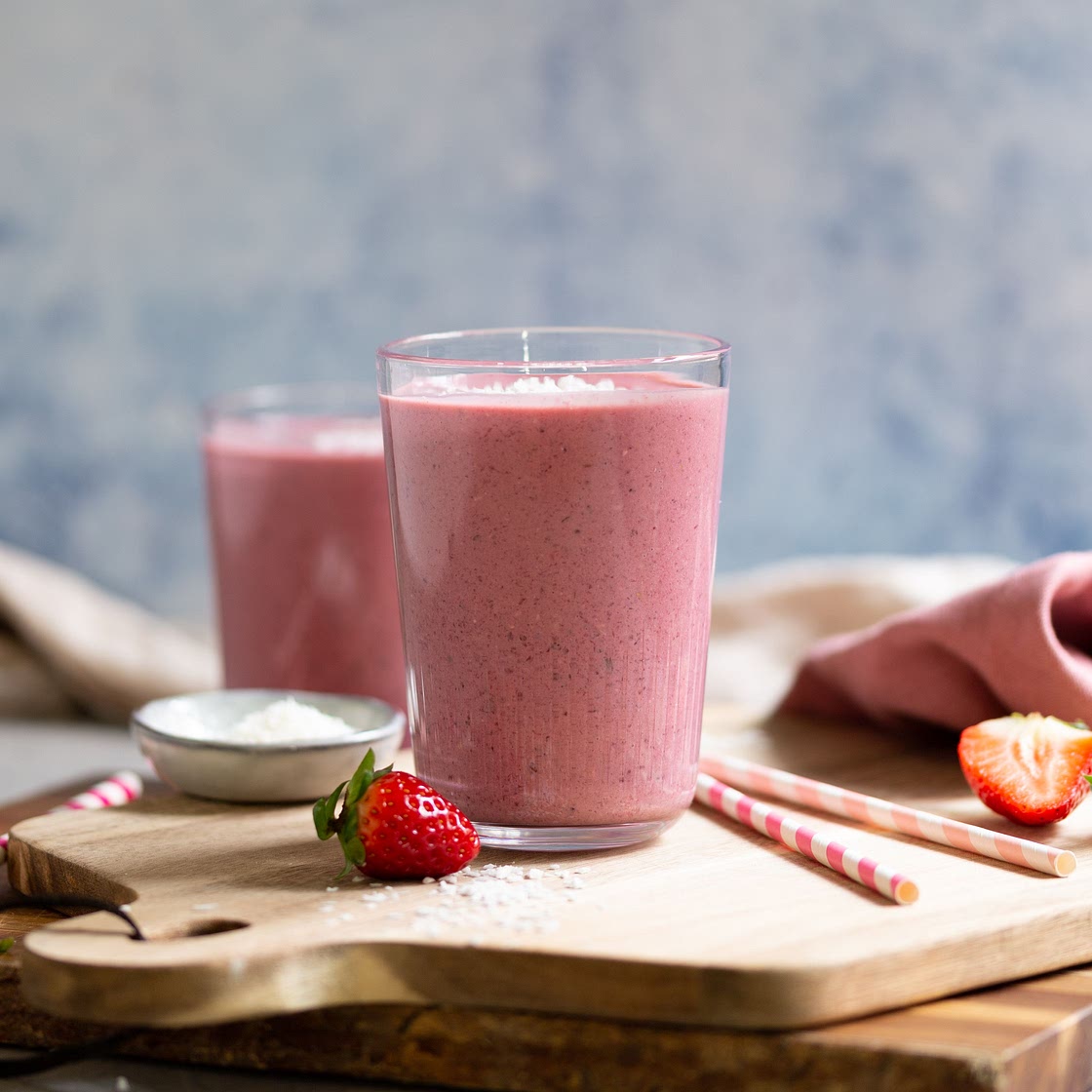 Pinker Beeren-Kokos-Drink mit Seidentofu