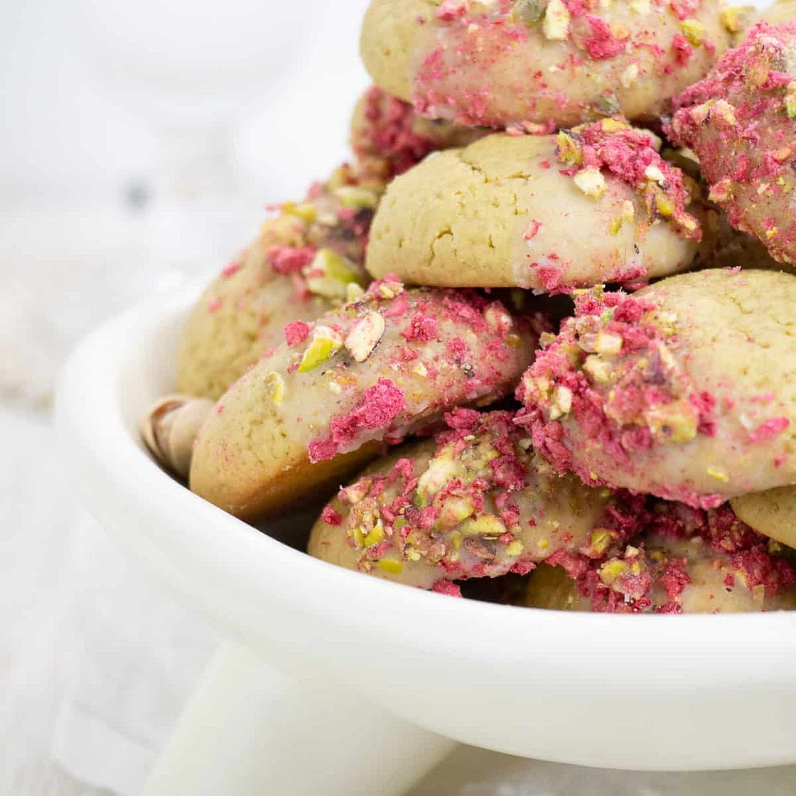 Pistachio Cookies with Ricotta and Freeze-dried raspberry