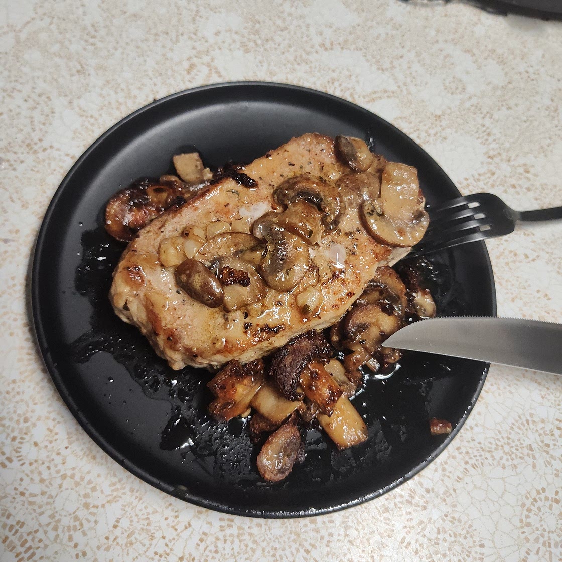 Pork chops in creamy garlic mushroom sauce