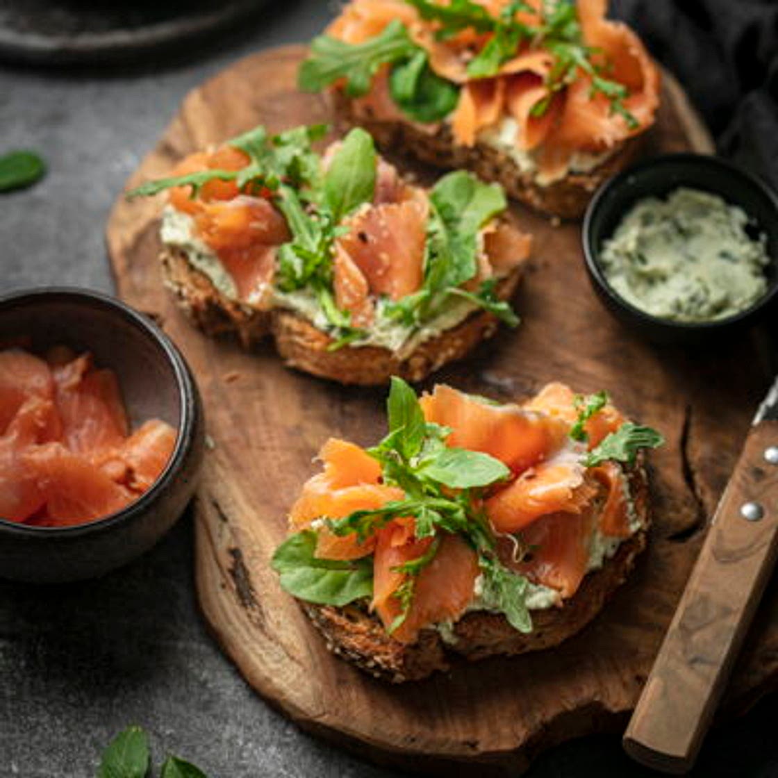 Tartines toastées de beurre aux herbes et truite fumée