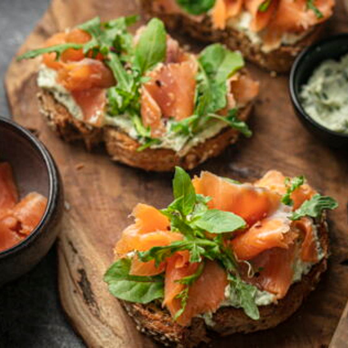 Tartines toastées de beurre aux herbes et truite fumée