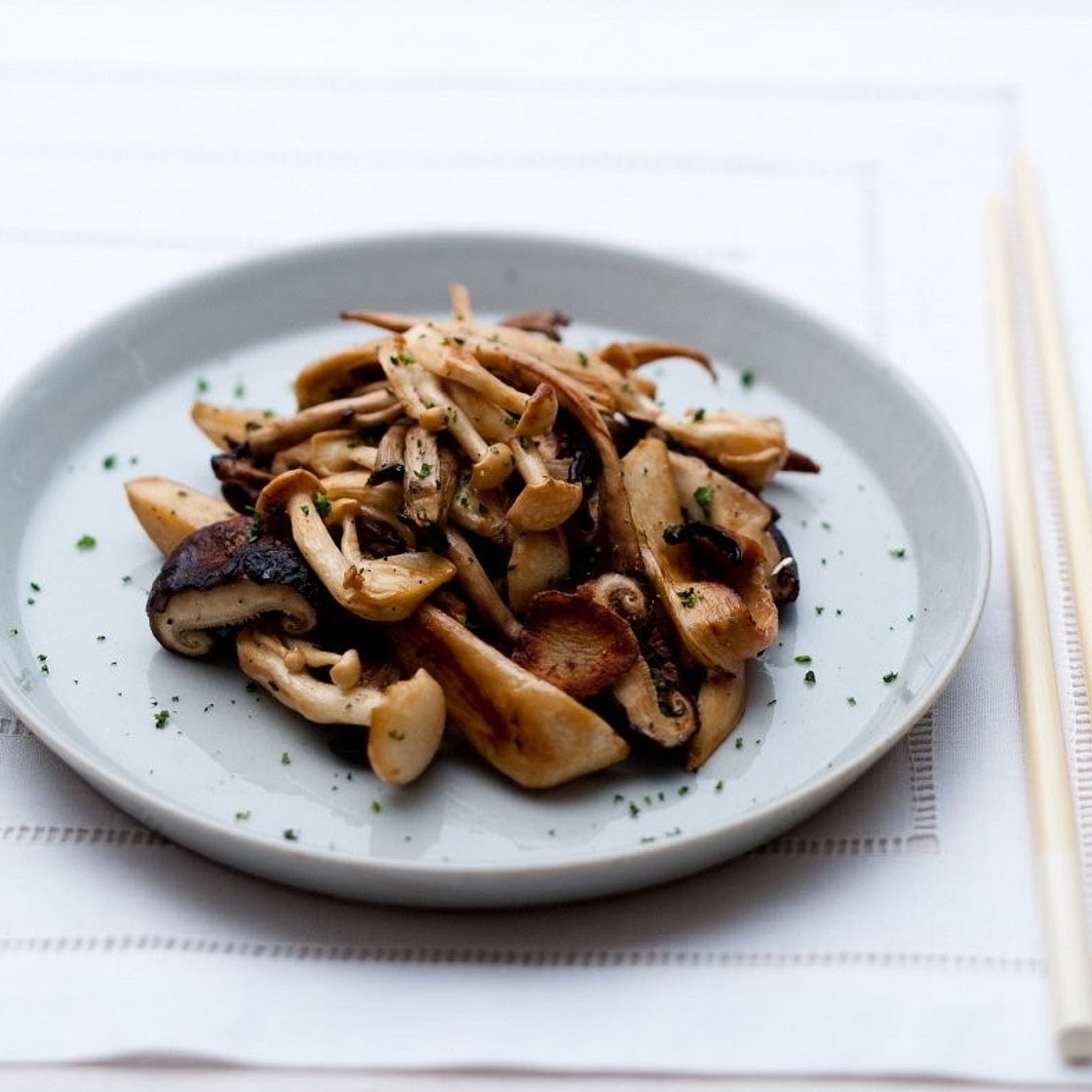 반건조 모둠버섯 올리브유 마늘볶음 만드는 법