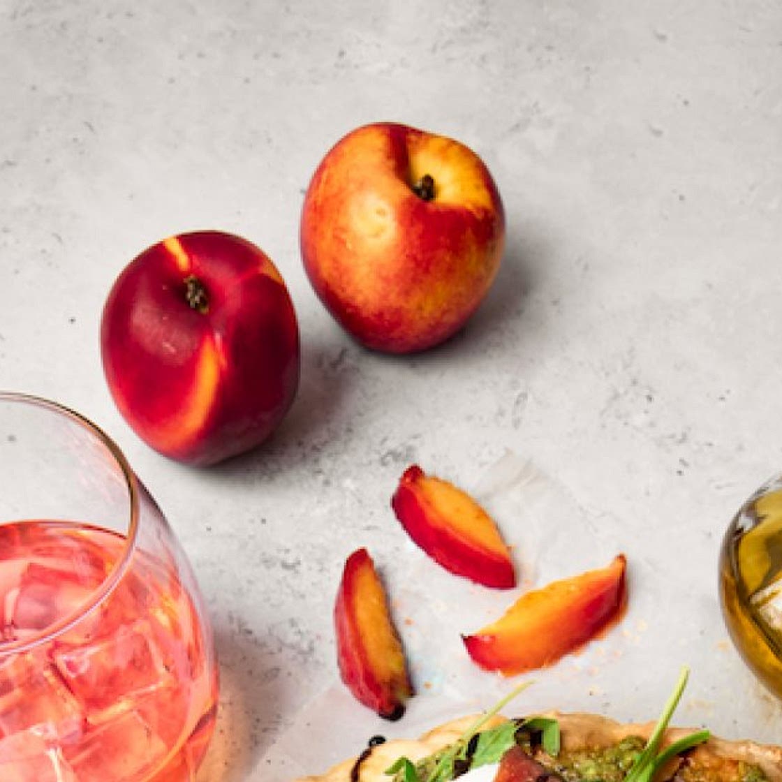 Focaccia aux pêches rôties, pesto, mozzarella et jambon cru