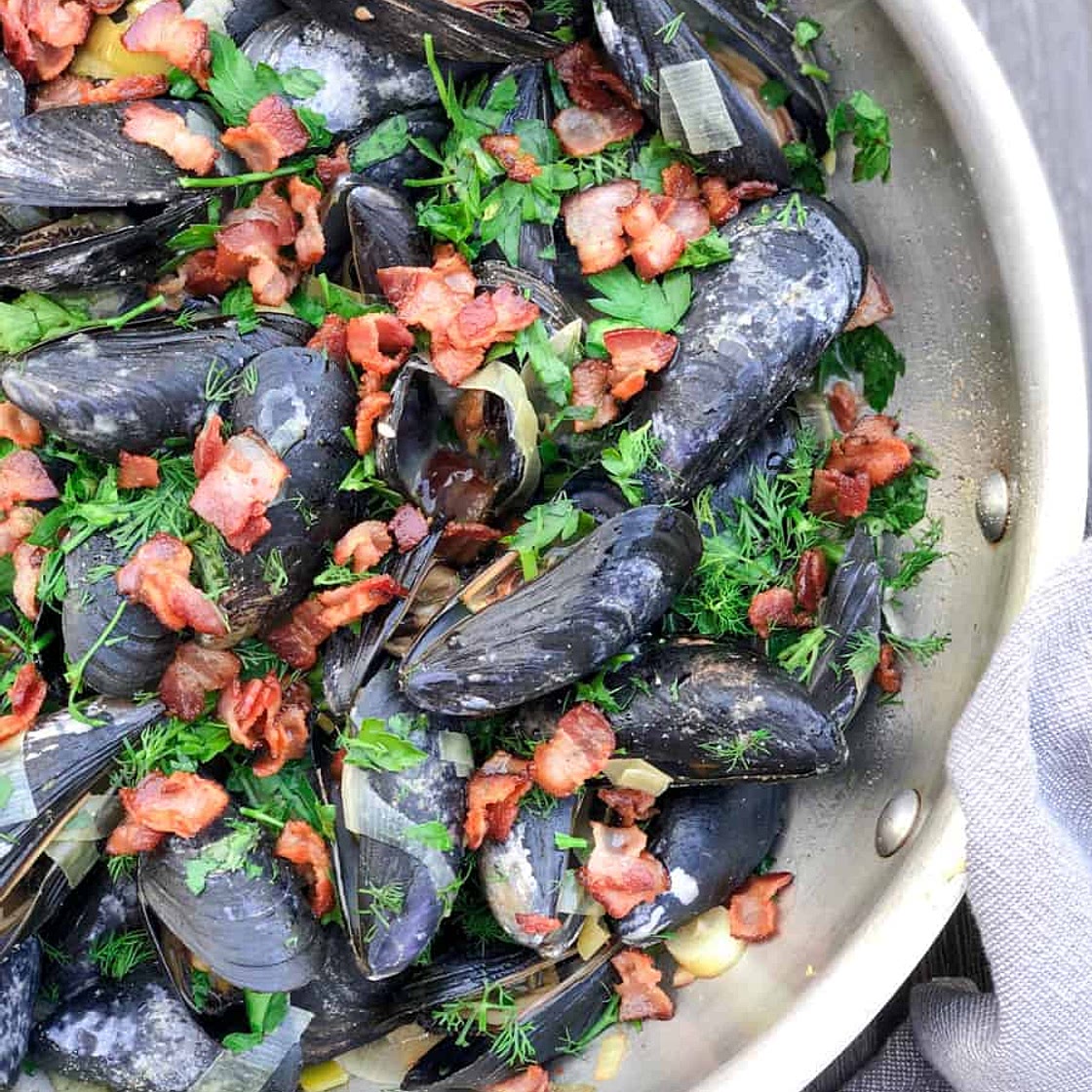 Easy Mussels Recipe with Leeks and Bacon