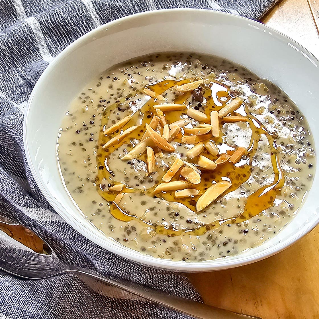 Oatmeal with Quinoa and Chia Seeds