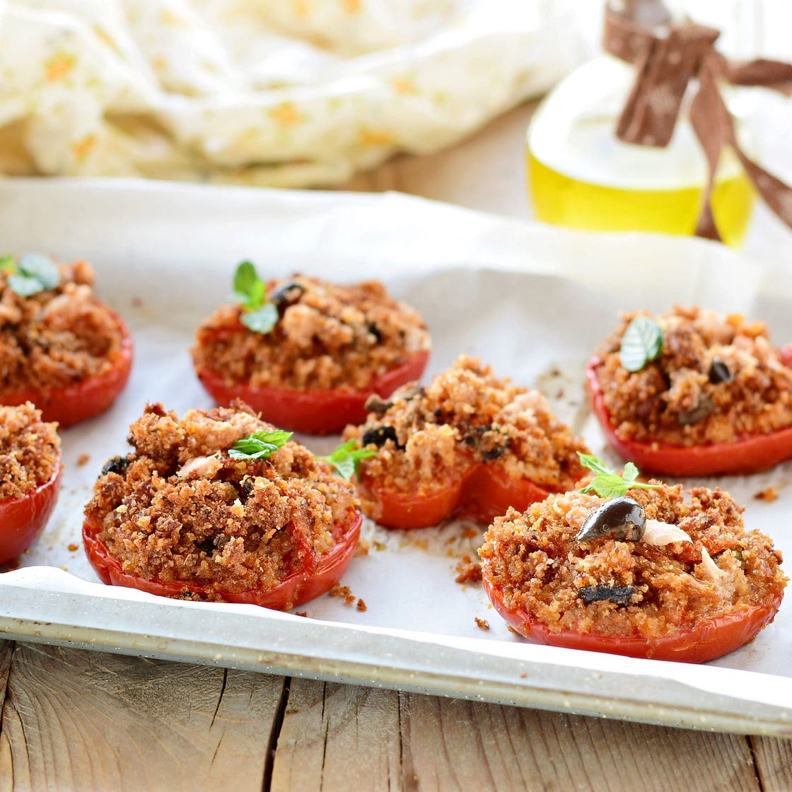 Pomodori gratinati al forno con tonno alla mediterranea