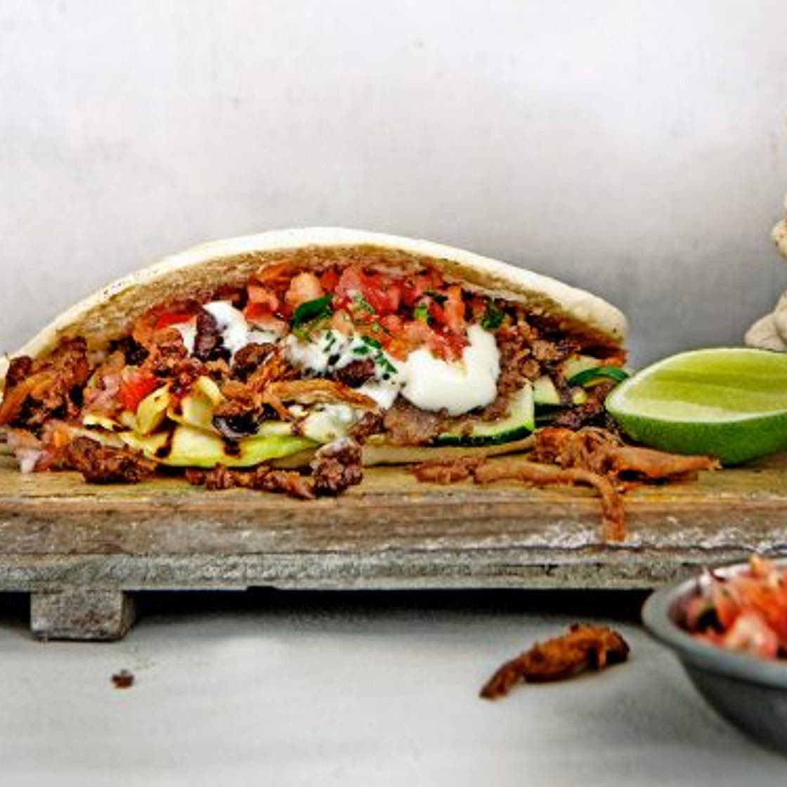 vegan groentepita met Pulled Oats, knoflooksaus & koriandersalsa