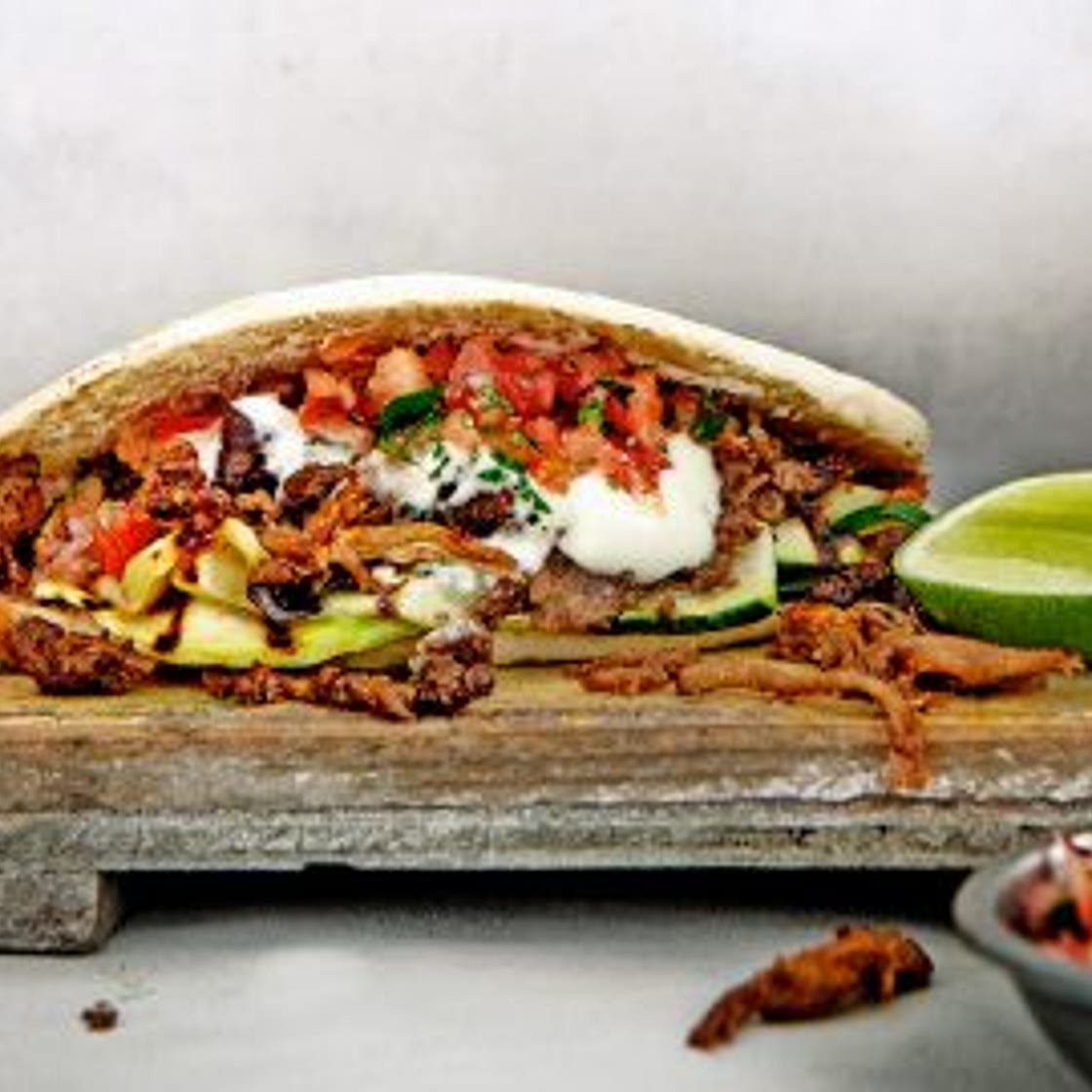 vegan groentepita met Pulled Oats, knoflooksaus & koriandersalsa