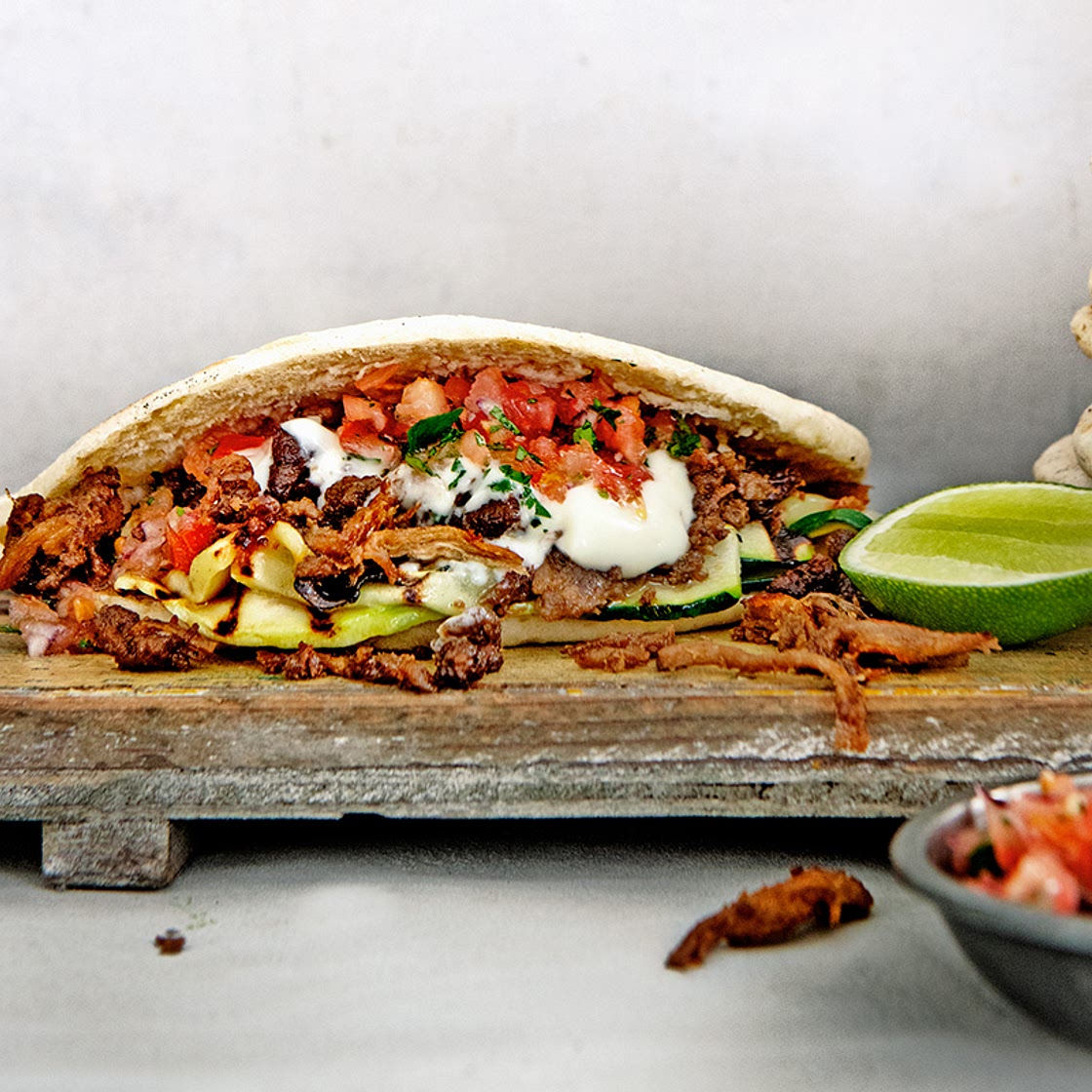 vegan groentepita met Pulled Oats, knoflooksaus & koriandersalsa