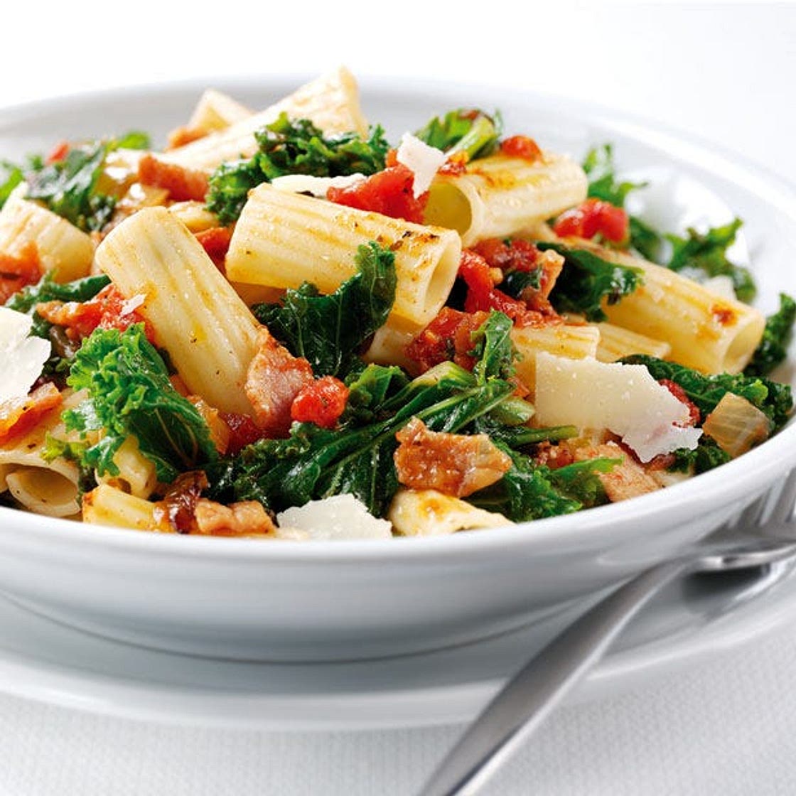 Pasta with kale, chilli and tomato