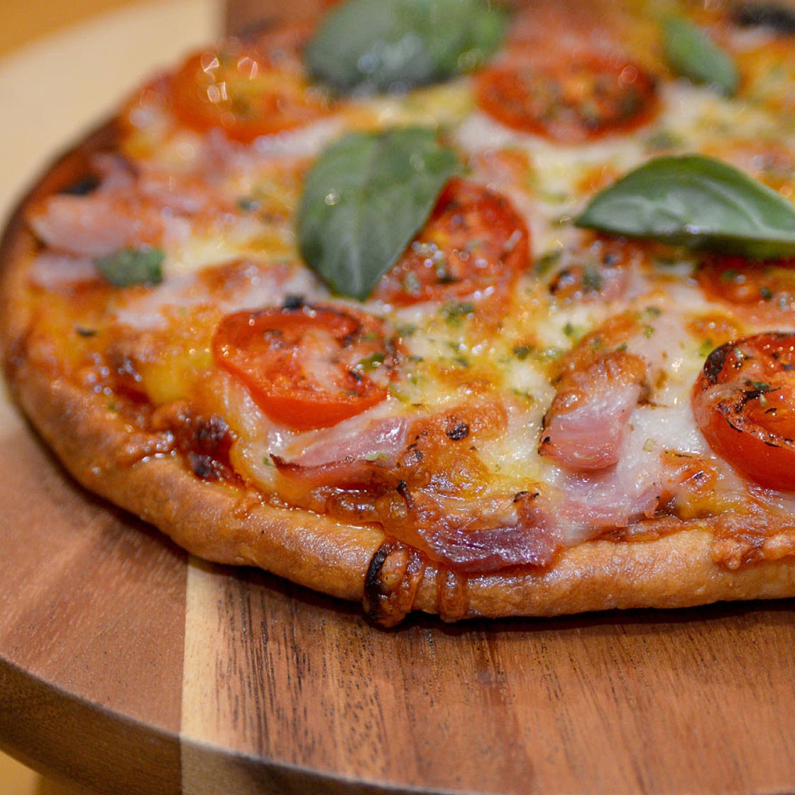 Pizza de jamón, champiñones y mozzarella