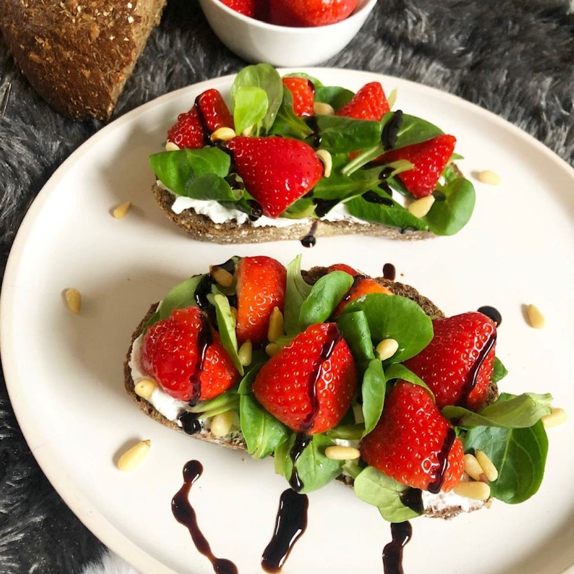 Sandwich with Strawberry and Goat Cheese