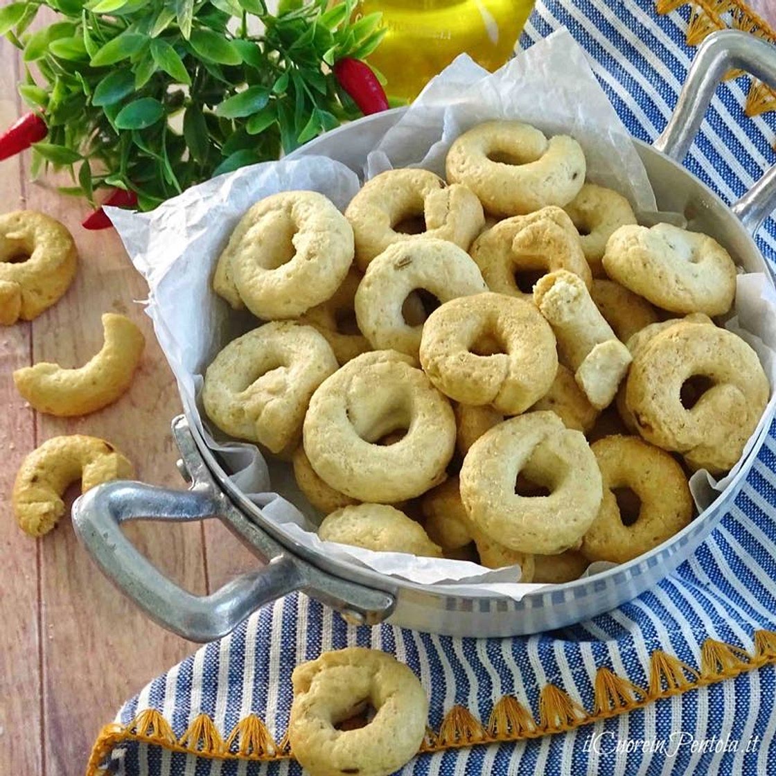 Taralli pugliesi fatti in casa, friabili e leggeri!